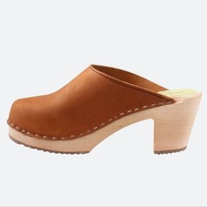 Lotta from Stockholm classic clogs in brown suede leather
